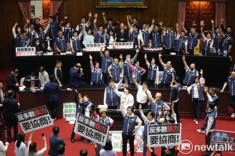 立法院院會今進行藍白綠表決大戰，並爆發多起肢體衝突，場面相當混亂。   圖：張良一/攝