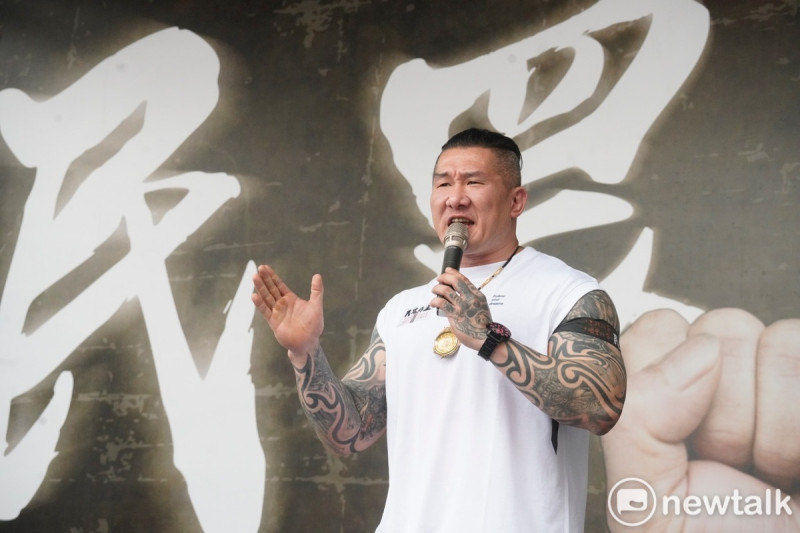 台灣民眾黨主席柯文哲、多位黨公職和數千支持者在民進黨中央黨部前的北平東路舉行519 草根決心行動。圖為網紅「館長」陳之漢。   圖：張良一/攝