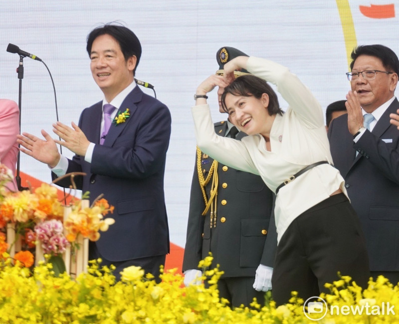 今（20）日總統就職典禮總上，總統賴清德、副總統蕭美琴在經典曲目的合唱環節隨著樂曲起舞，更向表演者和來賓比愛心致意。   圖:張良一攝