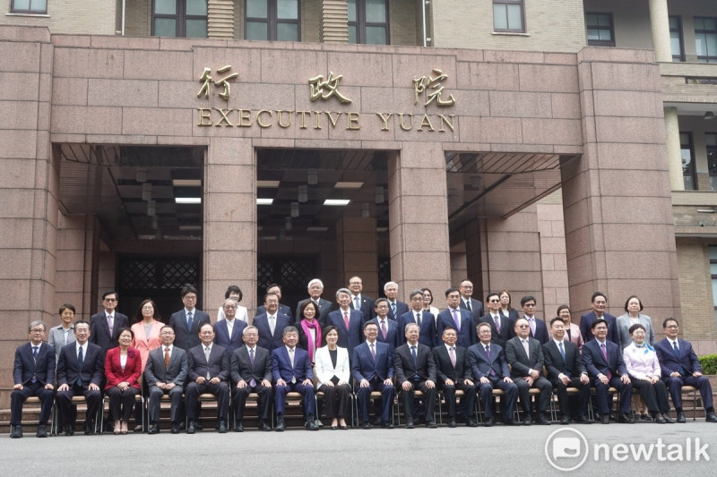 行政院新、卸任院長交接典禮後，卓內閣團隊在行政院外合影。   圖：張良一/攝