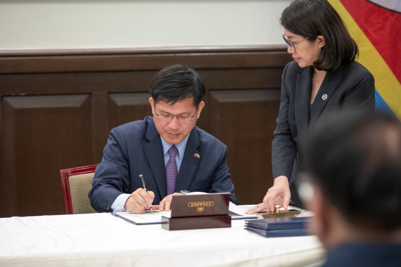  外交部長林佳龍代表我國簽署「台史聯合聲明」。 圖：總統府提供 