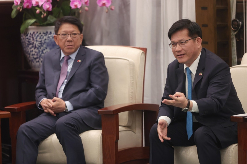 外交部長林佳龍（右）。   圖：總統府/提供