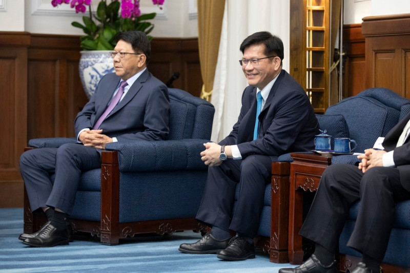  潘孟安、林佳龍陪同接見新加坡訪團。 圖：總統府/提供 