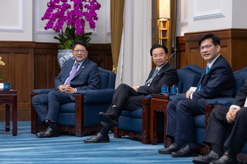  潘孟安、吳釗燮、林佳龍陪同會晤吐瓦魯國總理戴斐立。 圖：總統府提供 