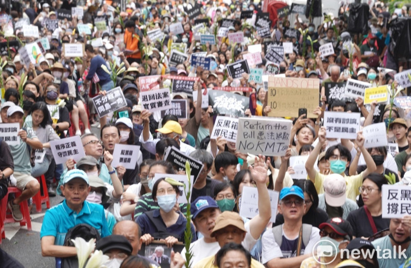 反對藍、白立委通過國會擴權法案的民眾在青島東路和濟南路集結抗議。   圖：張良一/攝