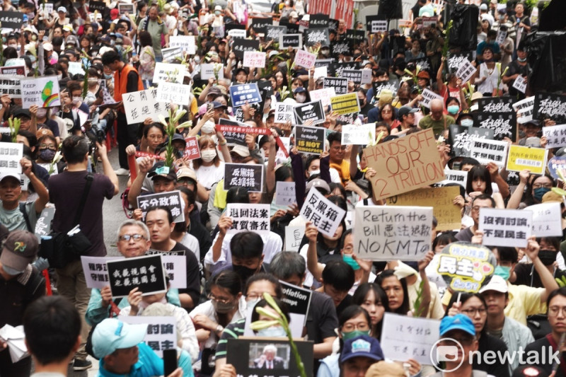 反對藍、白立委通過國會擴權法案的民眾在青島東路和濟南路集結抗議。圖為青島東路的抗議現場。   圖：張良一/攝