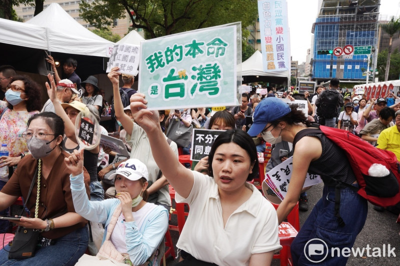 24日反對藍、白立委通過國會擴權法案的民眾也在青島東路和濟南路集結抗議。圖為青島東路的抗議現場。 圖：張良一/攝 