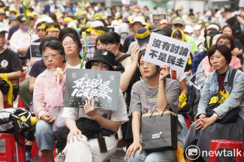  反對藍、白立委通過國會擴權法案的民眾也在青島東路和濟南路集結抗議。圖為濟南路的抗議現場。 圖：張良一/攝 