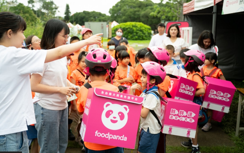  foodpanda互動小遊戲，讓小朋友學習道路標線、燈號等交通規則。 圖/foodpanda提供