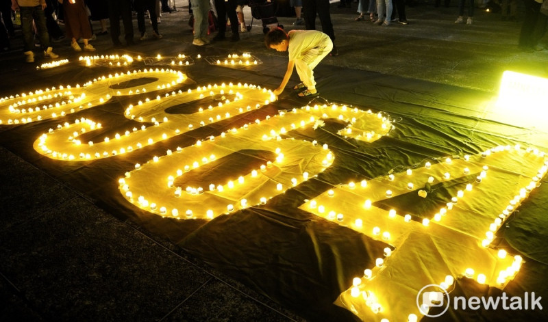 大約2000位台港民眾在中正紀念堂民主大道舉行的「追求民主，無畏無懼—六四35週年晚會」中，點上燭光追悼1989年北京64學運的罹難者。   圖：張良一/攝