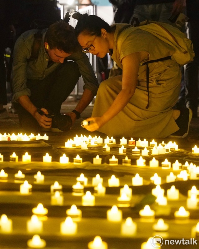 大約2000位台港民眾在中正紀念堂民主大道舉行的「追求民主，無畏無懼—六四35週年晚會」中，點上燭光追悼1989年北京64學運的罹難者。   圖：張良一/攝