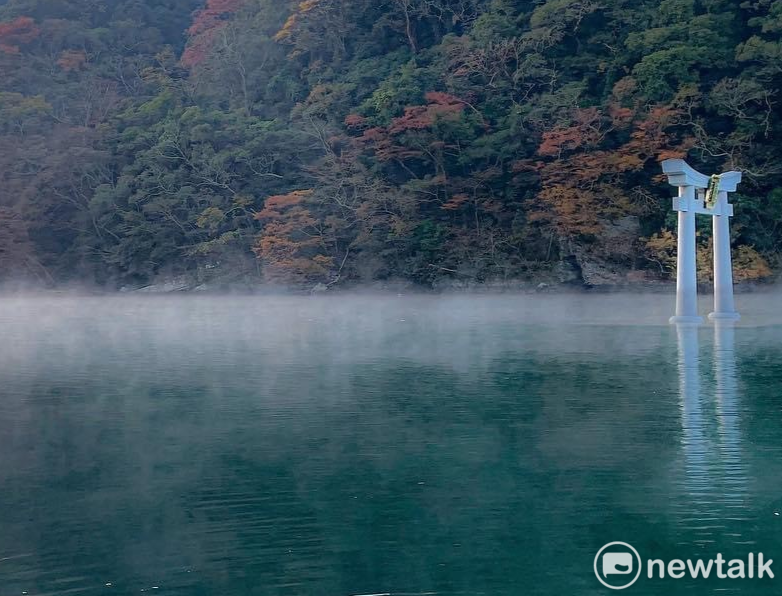 日本長崎縣的對馬市，其「和多都美神社」（渡津神社）擁有千年歷史，以漲潮時的絕美海中鳥居的美景聞名。   圖片: 截圖自和多都美神社官網