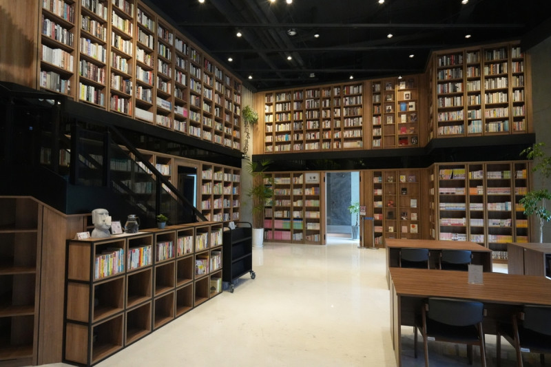  拾本書堂被譽為媲美韓國星空圖書館，四萬多本藏書全是募集而來。 網銀基金會／提供