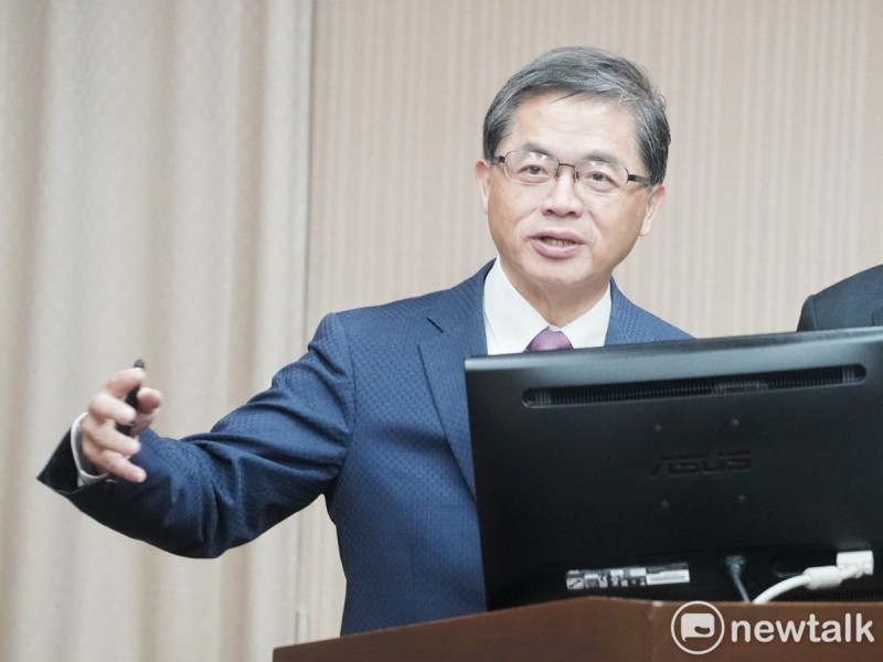 交通部長李孟諺今(13)日表示，高鐵延屏東路線，正在研議進左營或進高雄車站，目前進行比較詳細評估與民意搜集，年底前會公布定案。   圖：張良一／攝