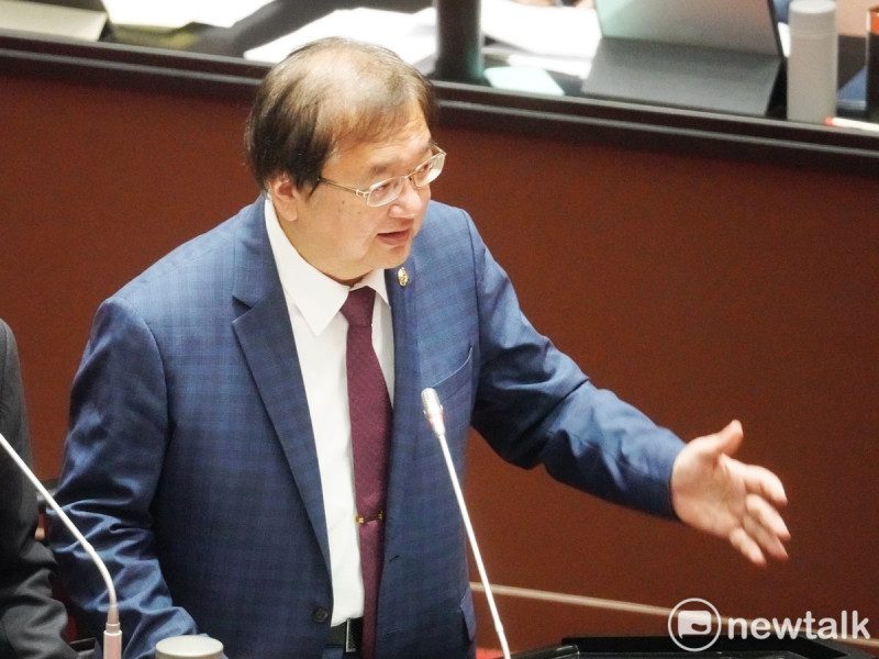 針對有醫院以6000元的掛號費來優先安排病床的狀況，衛福部部長邱泰源則承諾會深入了解此事。   圖：張良一/攝