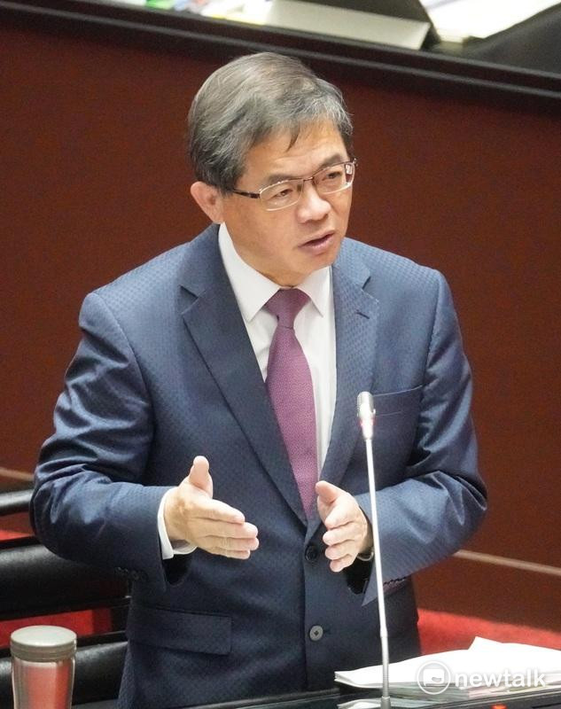 交通部長李孟諺今(20)日表示，目前正待台鐵提出調漲方案，不過目前台鐵票價明顯偏低，若能夠適度反映合理票價，調漲會讓台鐵安全性跟準點率提升。   圖：張良一/攝