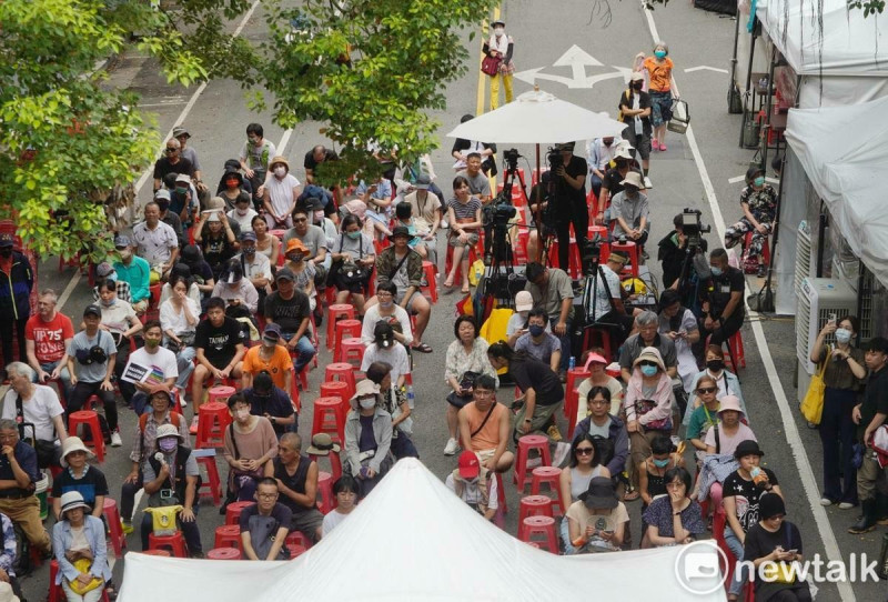 反國會擴權的民眾在立法院外集結。一位35歲的晶片工程師在接受《彭博》訪問時表示，如果台積電被迫在立法院的調查中透露商業機密，將對台灣造成重大損害。   圖：張良一/攝