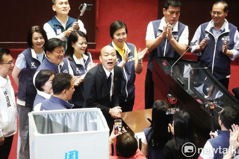 立法院長韓國瑜在國民黨立委的簇擁下在覆議案投票，韓國瑜投票後向國民黨立委致意。   圖：張良一/攝