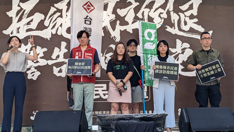 台灣基進黨主席王興煥（左2）表示，國民黨要調高罷免門檻，代表他們多行不義，知道怕了，直言「拆樑行動是匯聚民意的第一戰」，目前還需6千份連署，呼籲民眾在最後10天一起協助基隆「拆樑」衝刺。   圖：台灣基進提供