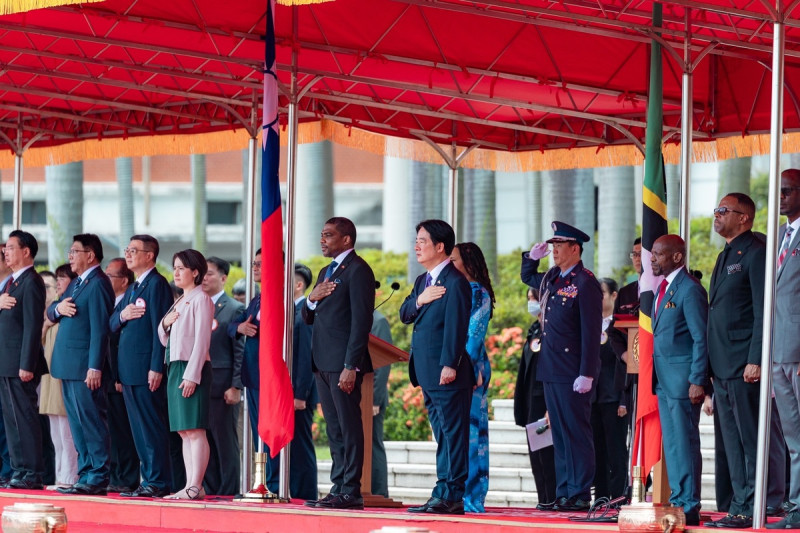  總統賴清德以隆重軍禮歡迎聖克里斯多福及尼維斯聯邦總理德魯一行。 圖：總統府提供 