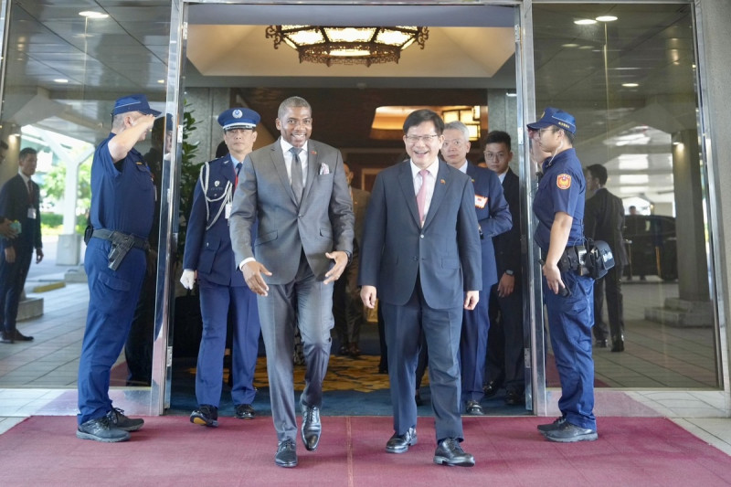  聖克里斯多福總理德魯日前抵台，外交部長林佳龍前往接機。 圖：翻攝自林佳龍臉書 