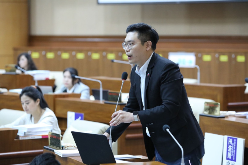 基隆市議員張顥瀚開第一槍，在服務處提供罷免連署服務。   圖：翻攝自張顥瀚臉書