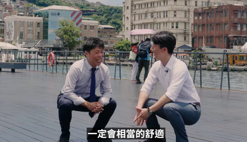 吳崢前往海洋廣場,與張之豪談及謝國樑的施政爭議。 圖:翻攝自吳崢YT 吳崢前往海洋廣場,與張之豪談及謝國樑的施政爭議。 圖:翻攝自吳崢YT