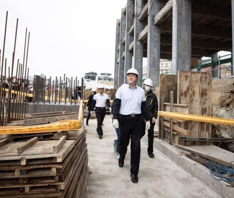  林右昌（前）在基隆市長任內，對基隆城際轉運站等重大建設多所投入。 圖：翻攝自林右昌臉書 