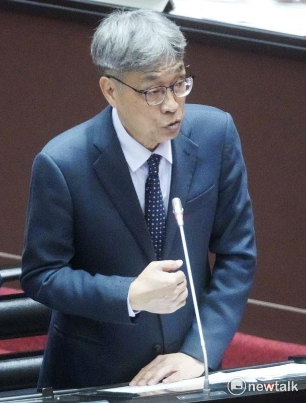 台灣立法院經濟委員會今(8)日審查「植物診療師法草案」農業部部長陳駿季表示，將透過國家考試方式選才，預計每年將錄取約300名植物診療師。   圖：張良一/攝