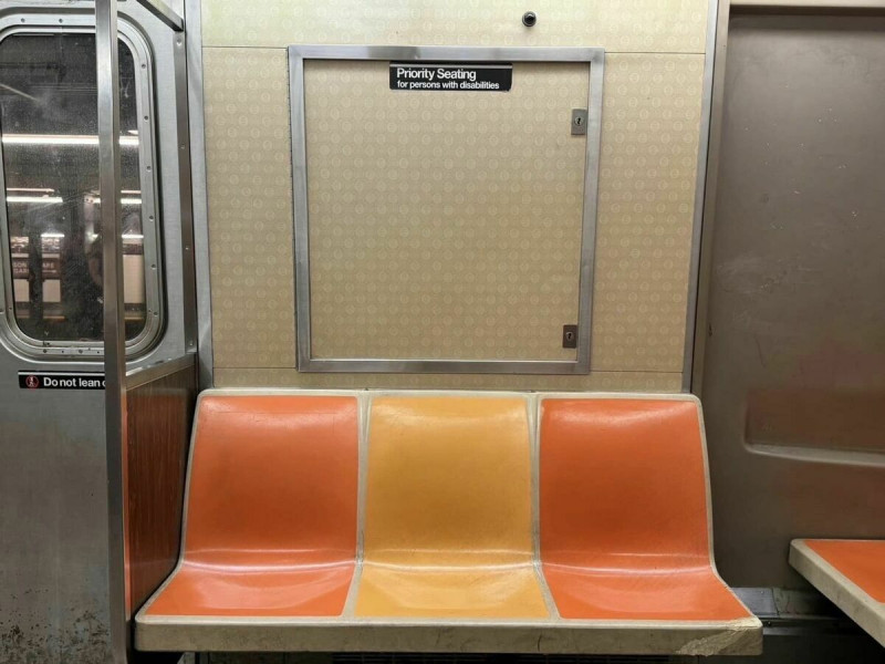  卓冠廷考察紐約地鐵博愛座。 圖：翻攝自卓冠廷臉書 