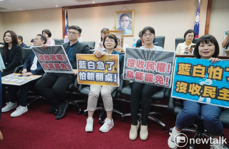 立法院內政委員會今審查選罷法修正案，民進黨立委今（8）天一早就佔領主席台進行杯葛。   圖：張良一/攝