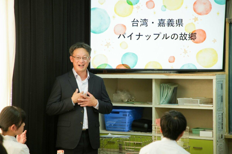 神農獎得主、打貓果菜生產合作社理事主席陳映延向孩子們介紹嘉義縣鳳梨的特色。 神農獎得主、打貓果菜生產合作社理事主席陳映延向孩子們介紹嘉義縣鳳梨的特色。