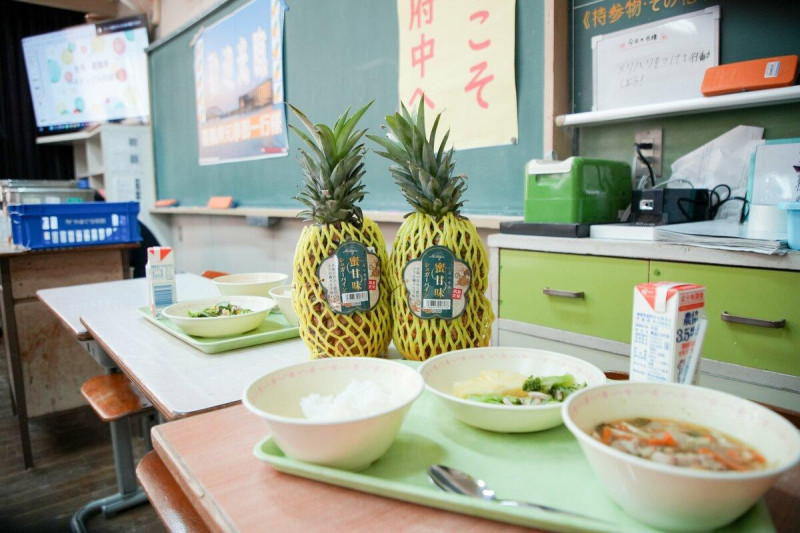 山口縣防府市的15間中學,首次將嘉義縣鳳梨納入營養午餐。 山口縣防府市的15間中學,首次將嘉義縣鳳梨納入營養午餐。