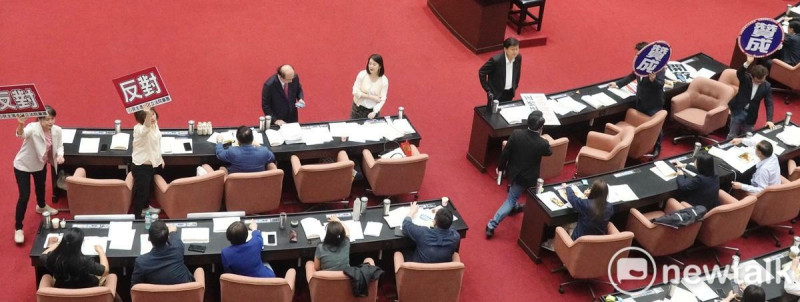 民眾黨立院黨團在立院院會報告事項中提議將多位民進黨立委所提兩岸關係條例修正案退回程序委員會，引起民進黨立委反對，因此進行一連串表決。   圖：張良一/攝