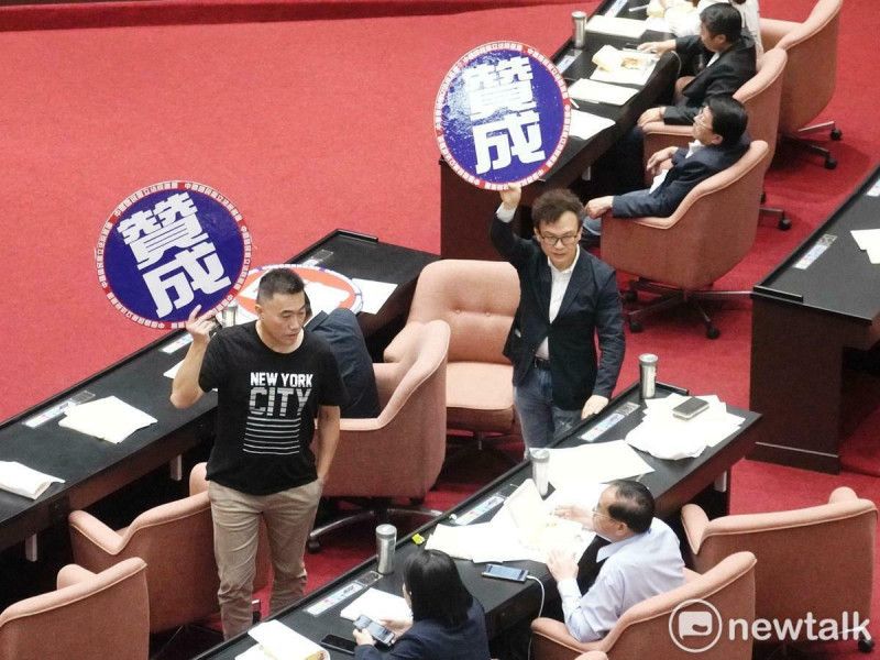 民眾黨立院黨團在立院院會報告事項中提議將多位民進黨立委所提兩岸關係條例修正案退回程序委員會，引起民進黨立委反對，因此進行一連串表決。   圖：張良一/攝