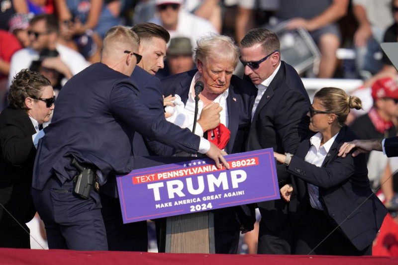 美國前總統川普（Donald Trump）於當地時間7月13日晚間在賓州參加造勢活動時，遭遇槍擊事件。   圖：美聯社／達志影像