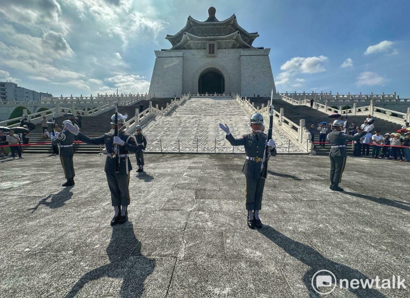 三軍儀隊撤出中正紀念堂銅像大廳，移至民主大道換崗。   圖：張良一攝