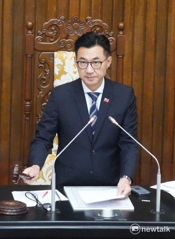 立法院副院長江啟臣敲槌三讀《證券交易稅條例》部分條文修正案。   圖：張良一/攝（資料照）