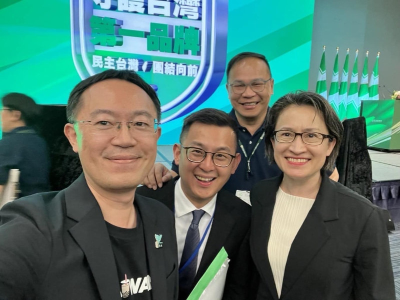 新北市議員卓冠廷（左2）出席民進黨全代會。   圖：翻攝自卓冠廷臉書