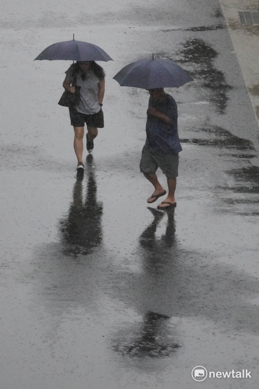 氣象專家林老師氣象站表示，目前在西北太平洋海域還有1到2個熱帶擾動93W及94W，本週也有機會增強為熱帶性低氣壓。   圖：張良一／攝