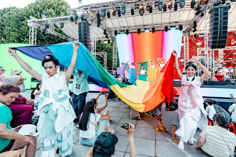 戲曲新編《在恁佮意》呼應故事揚起巨型彩虹旗,傳達臺灣作為亞洲第一個同婚合法化的國家,對性別平權的支持,感動全場。 圖/文化部