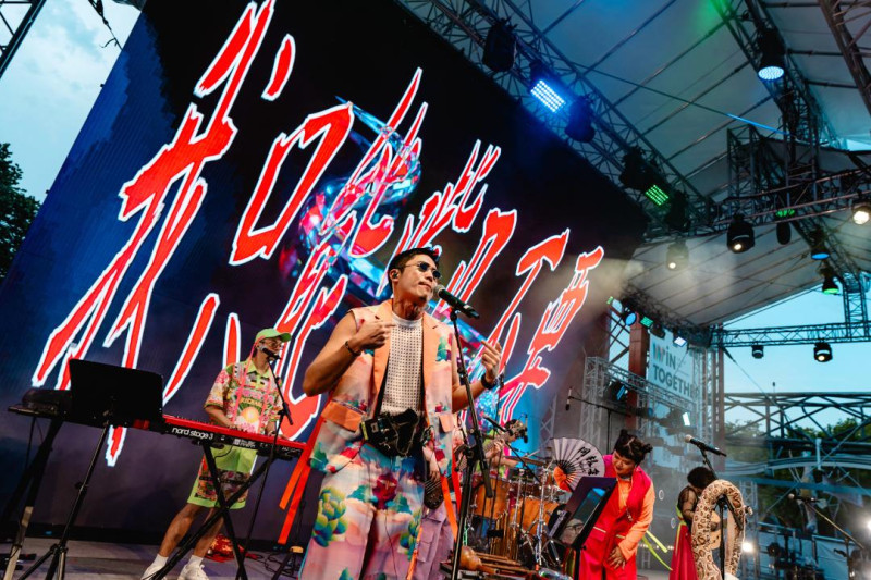 「A Root同根生」曲風遊走戲曲歌謠、爵士語彙、電子聲響之間,並融合臺灣多元語種,揉合出當代民俗野味與臺式氣口。 圖/文化部