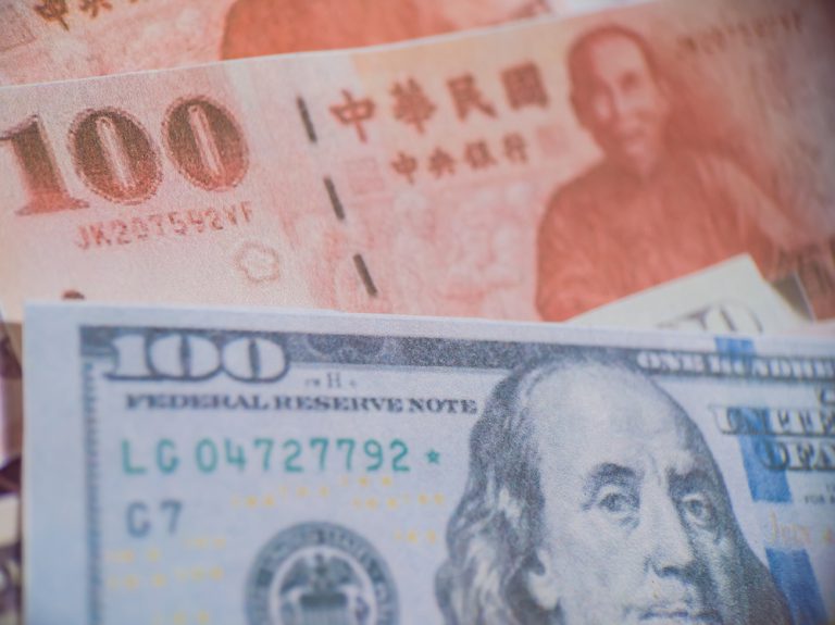 在聯準會（Fed）主席鮑爾（Jerome Powell）暗示九月可能降息後，市場樂觀期待可望減緩非美貨幣的貶值壓力，國內四大財經研究機構，一致認為台幣貶值趨勢不變，但可望稍微回穩。   示意圖