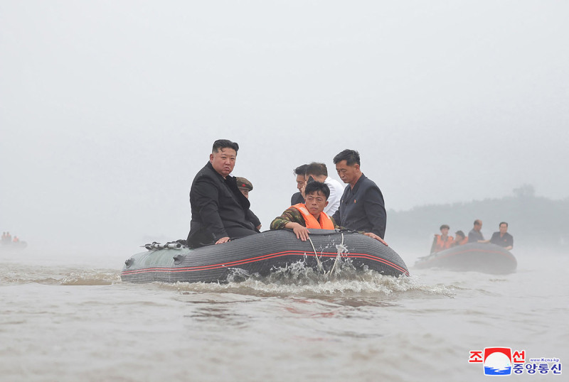 北韓西北部地區發生洪災，最高領導人金正恩日前搭乘快艇前往勘災。   圖：翻攝自朝中社