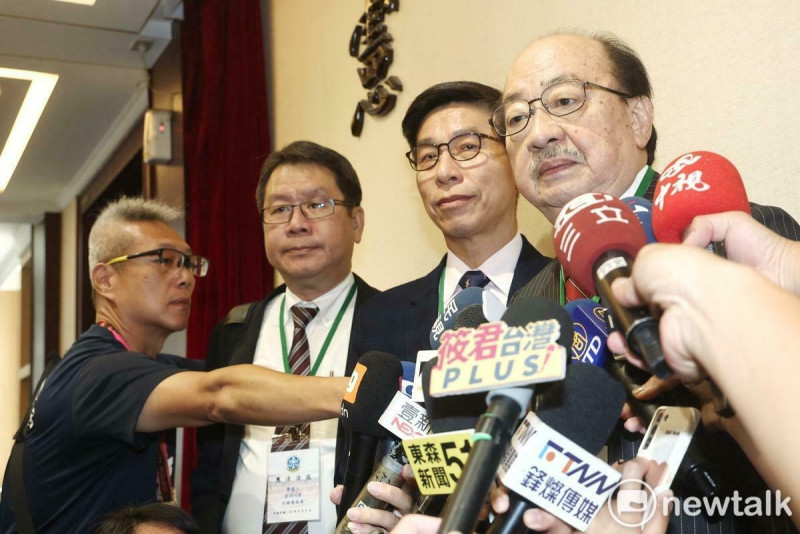 憲法法庭國會改革釋憲案今（6）日進行言詞辯論。圖為民進黨立院黨團總召柯建銘等人在會前受訪。   圖：張良一/攝