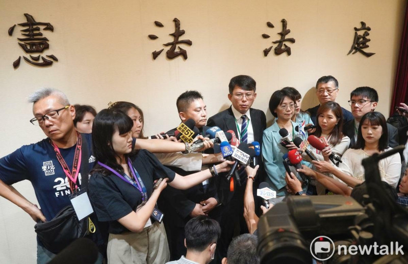 國民黨立委吳宗憲（左五）出來危言聳聽，大聲批評憲法法庭「實質廢死」。圖為民眾黨立委黃國昌、國民黨立委翁曉玲、吳宗憲受訪。   圖：張良一/攝（資料照片）