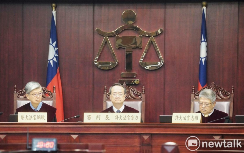 憲法法庭國會改革釋憲案今進行言詞辯論，圖為審判長許宗力、蔡炯燉大法官（左）、許志雄大法官（右）。   圖：張良一 / 攝