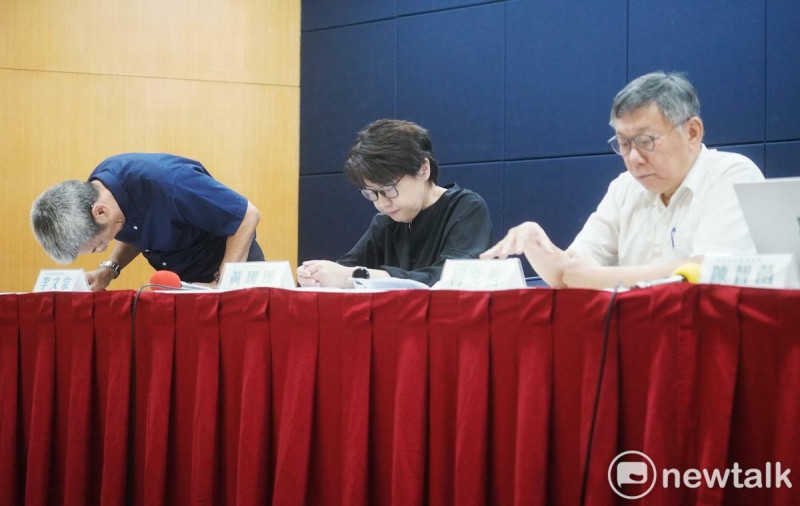 民眾黨主席柯文哲今針對總統大選政治獻金申報問題舉行記者會說明原由，圖為時任柯競辦財務長李文宗在記者會中鞠躬致歉。   圖：張良一/攝