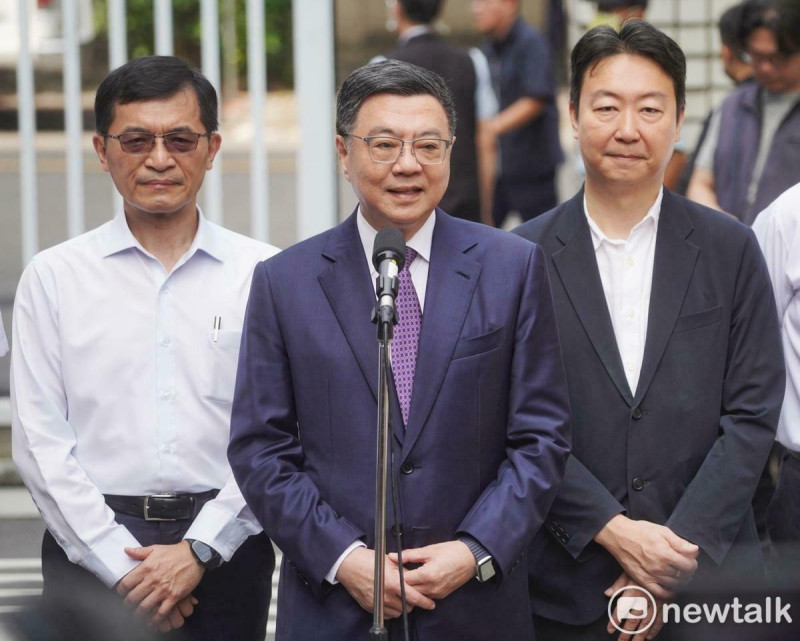行政院長卓榮泰今（13）日訪視台電職場互助教保服務中心前接受媒體聯訪。   圖：張良ㄧ/攝