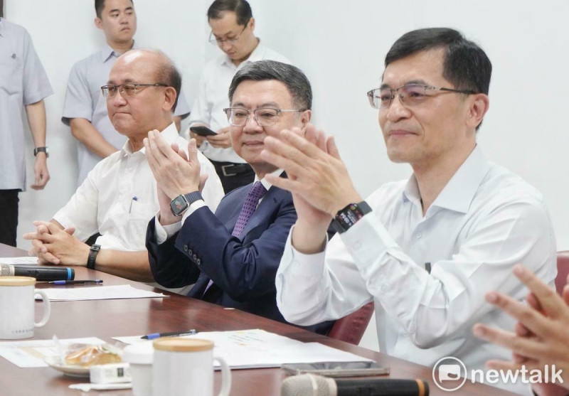 行政院長卓榮泰今（13）天上午在經濟部政務次長何晉滄（右）、教育部次長林騰蛟（左）等人的陪同下，訪視台電職場互助教保服務中心。   圖：張良ㄧ/攝